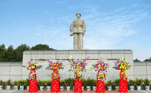 雷锋雕像